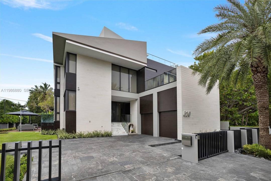 This spectacular property in Key Biscayne offers a luxurious and comfortable lifestyle.