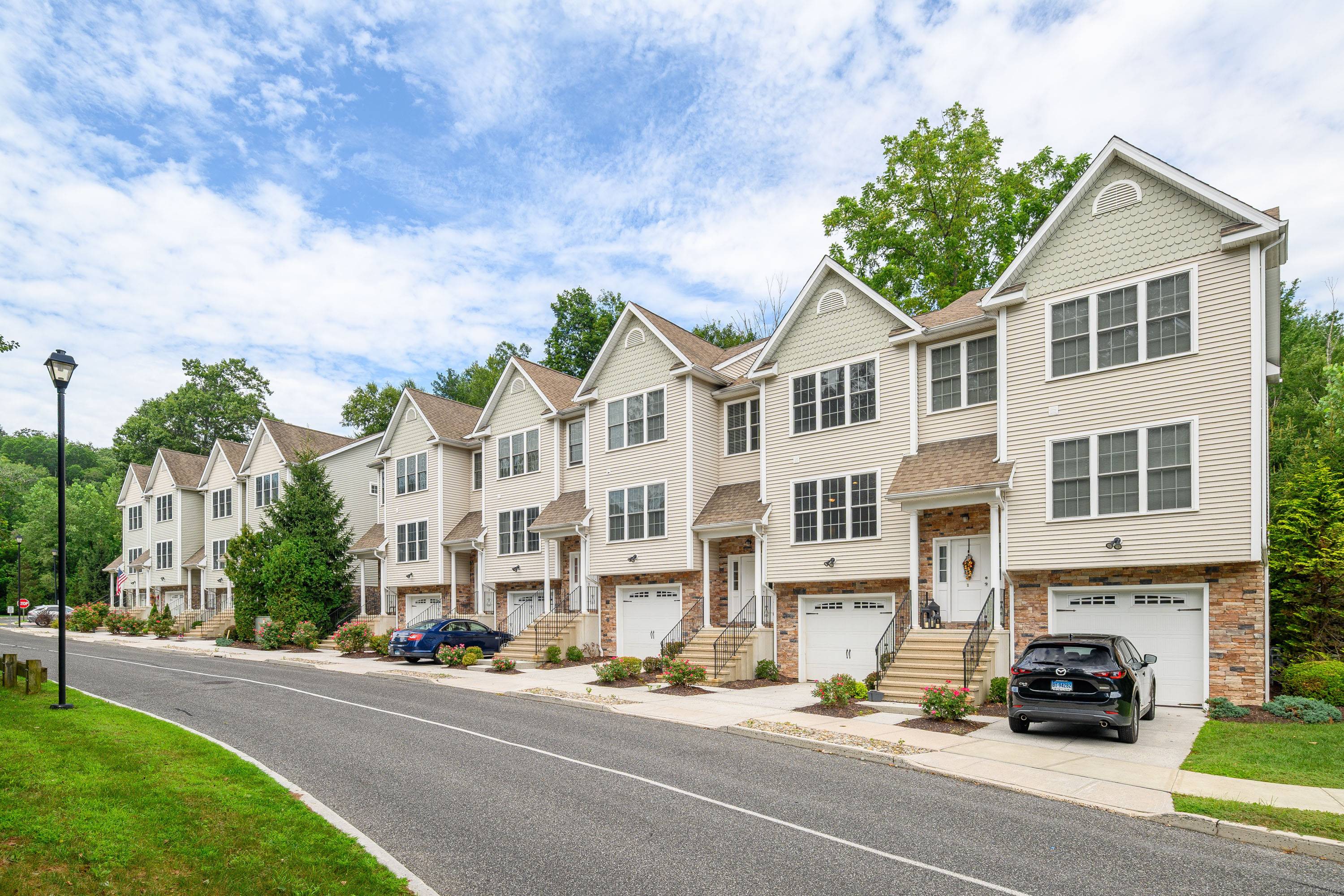 This unit is a 2 bedrm, 2 1 2 bath walkout townhome in the beuatiful Oak Meadows complex.