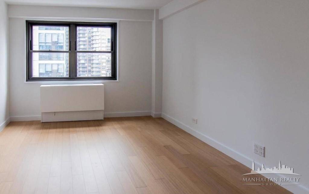 UNIT AMENITIESDishwasherWasher DryerStainless Steel Appliances, Marble BathHigh Ceilings with lots of Natural lightHardwood Floors2BUILDING AMENITIES 24 hour doormanResidents LoungeRoof deck W grilling, dining, and lounging areas and panoramic viewsGYMLau