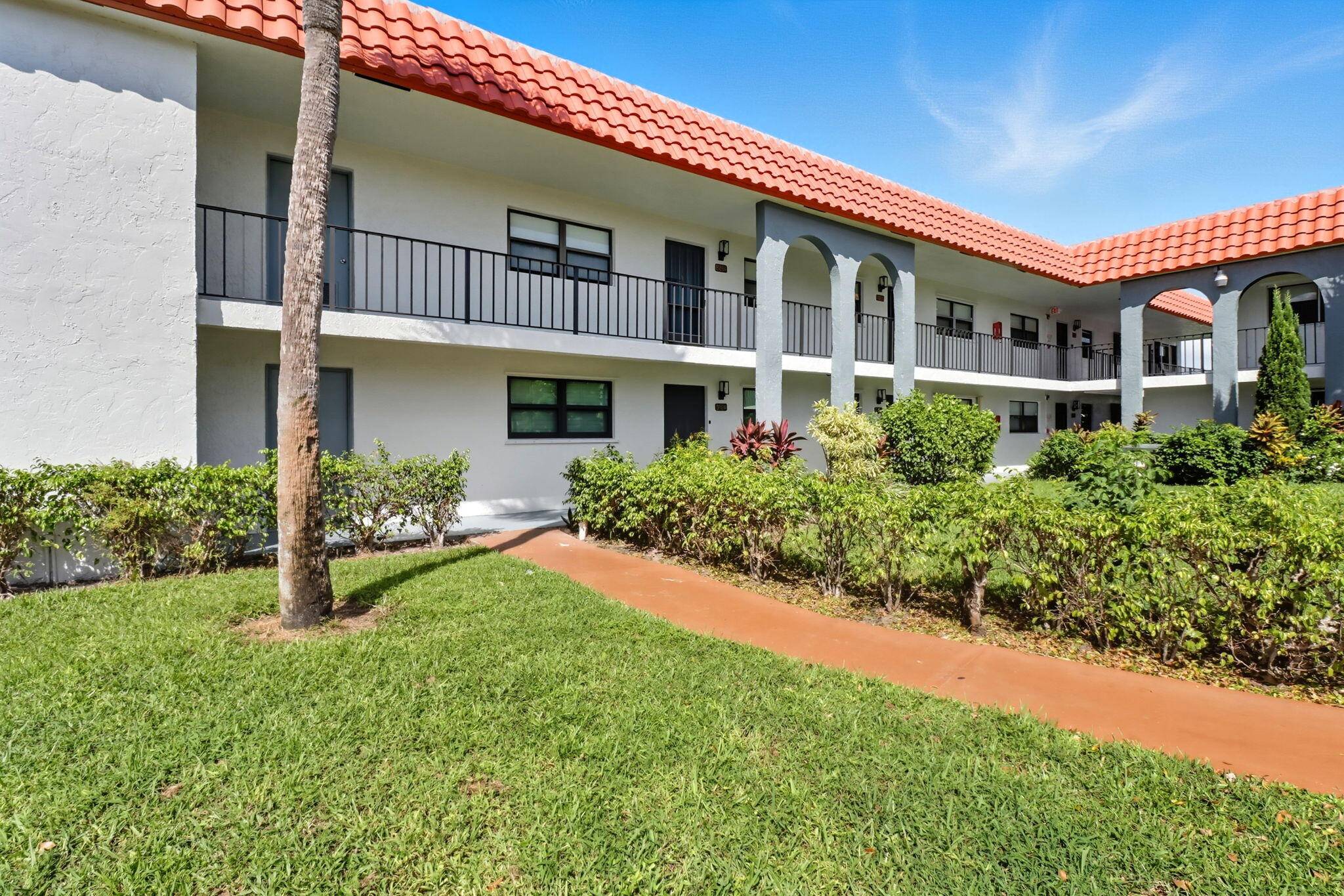 Welcome to your new condo in the heart of Boynton Beach !