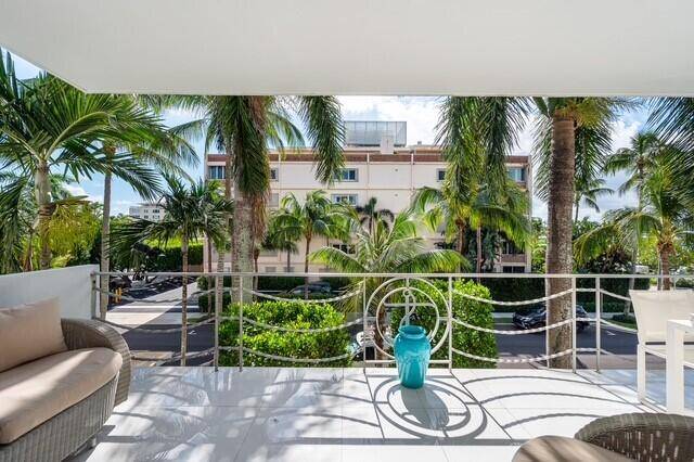 Marvelous, sun filled 2 2 bath corner unit, with southern exposure.