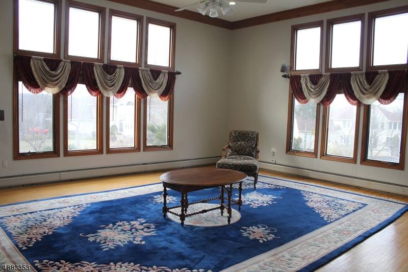 Great Neighborhood Short term furnished or long term unfurnished Center Hall colonial on quiet cul de sac.