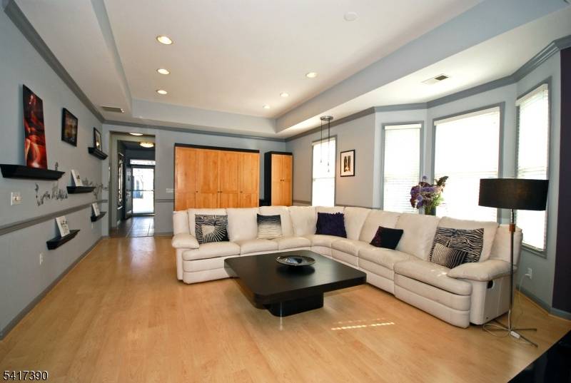 Finally, a RIESLING Villa end location is available in this 55 PREMIER GATED COMMUNITY !