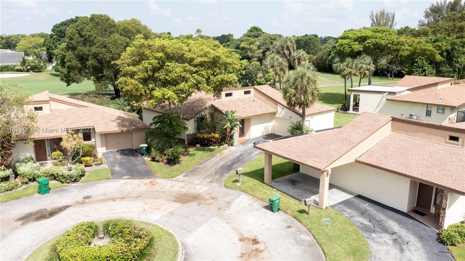 Beautiful Detached Condo w Golf course view.