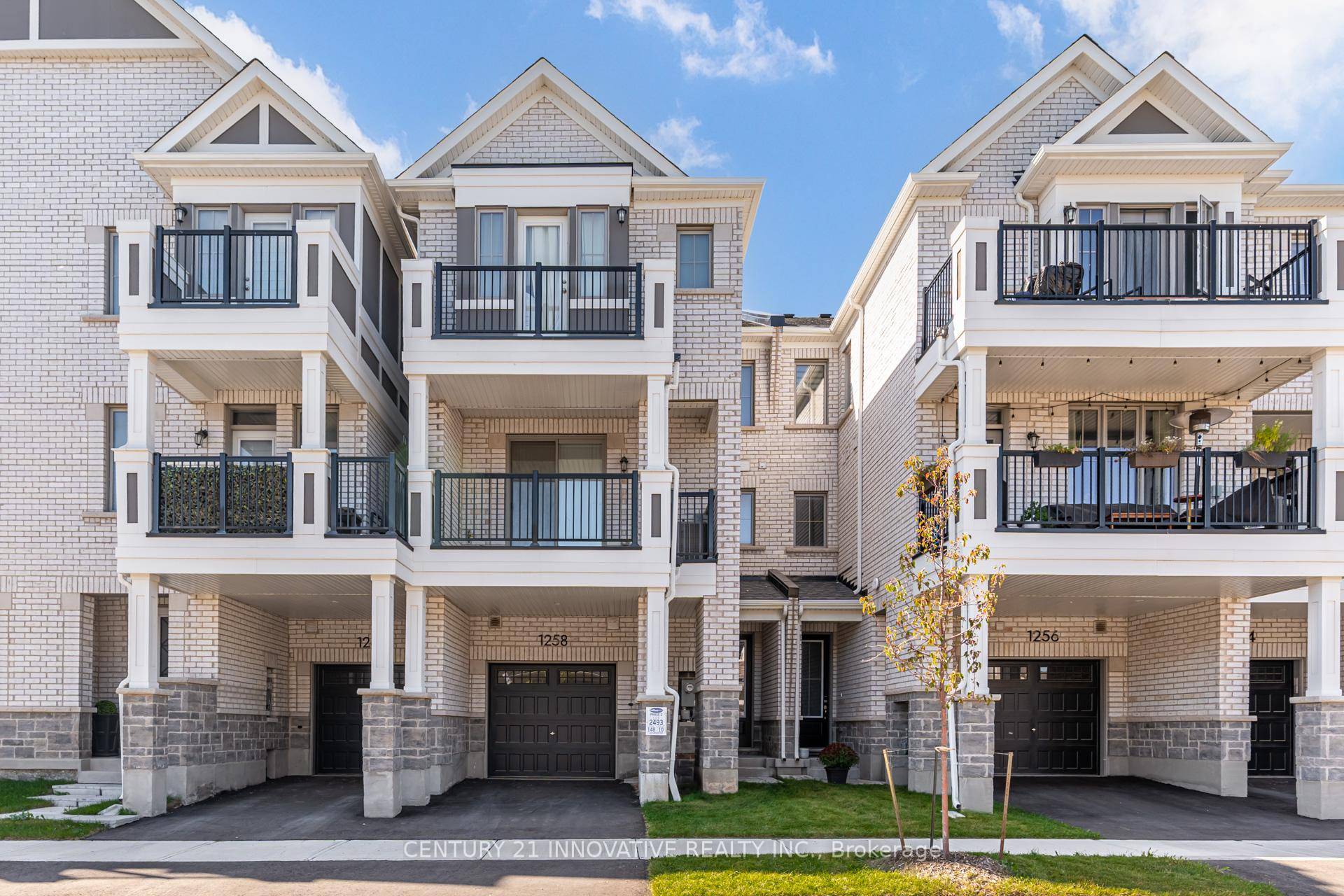 Beautiful 1 year old Mattamy townhouse in Hawthorne East Village, Bowes Milton !
