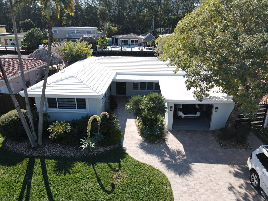 Luxury waterfront rental in Pompano Beach featuring a private dock for yachts up to 60 ft with direct ocean access NO FIXED BRIDGES.