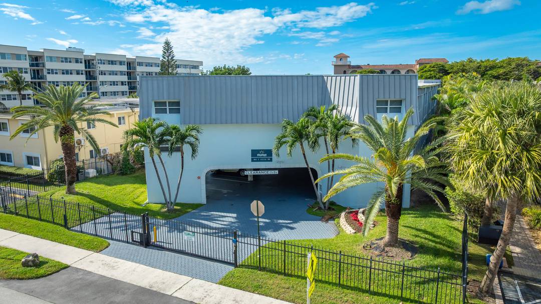 AVAIL NOW THIS WINTER Spacious 2BD 2BA Seasonal Rental Just Steps to the Ocean !