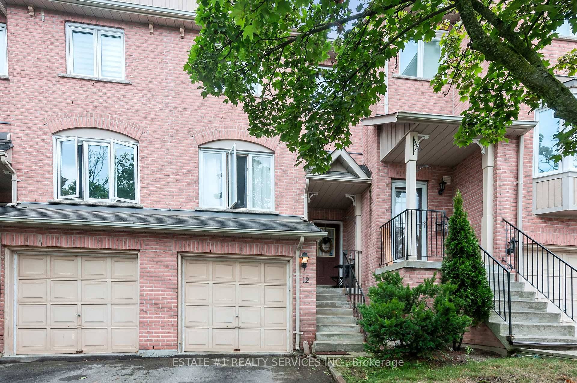 Freshly painted, well maintained townhome in the heart of Markham.