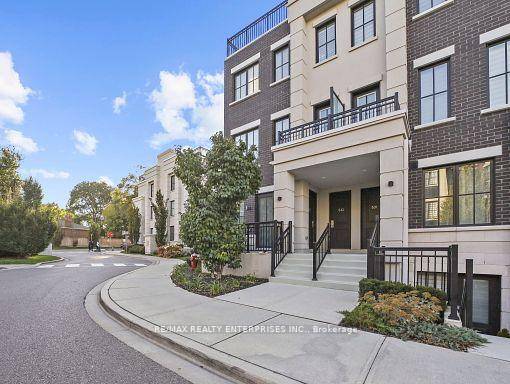 Rare Corner End Unit In Mineola !