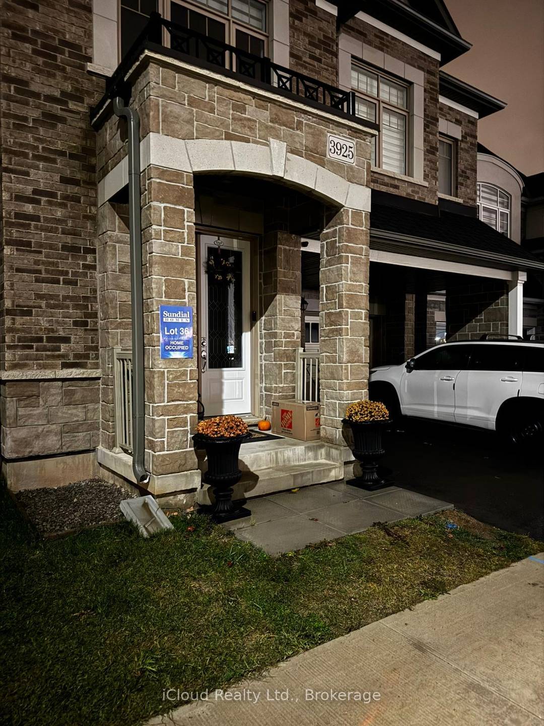 Very Bright 2 years old, 2 bedroom one washroom in lower level for rent in the prestigious neighborhood in Burlington !