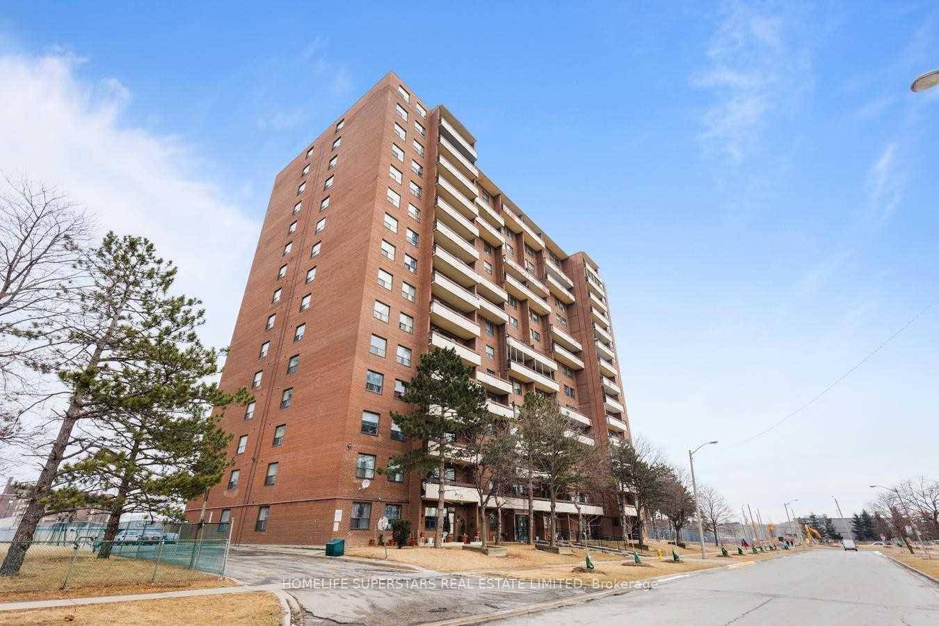 Excellent Location ! Large Spacious 3 Bedroom 2 Washroom Corner Suite, Renovated Kitchen amp ; Main Bathroom, Laminate Floors In Living Room, Dining Room amp ; Bedrooms.