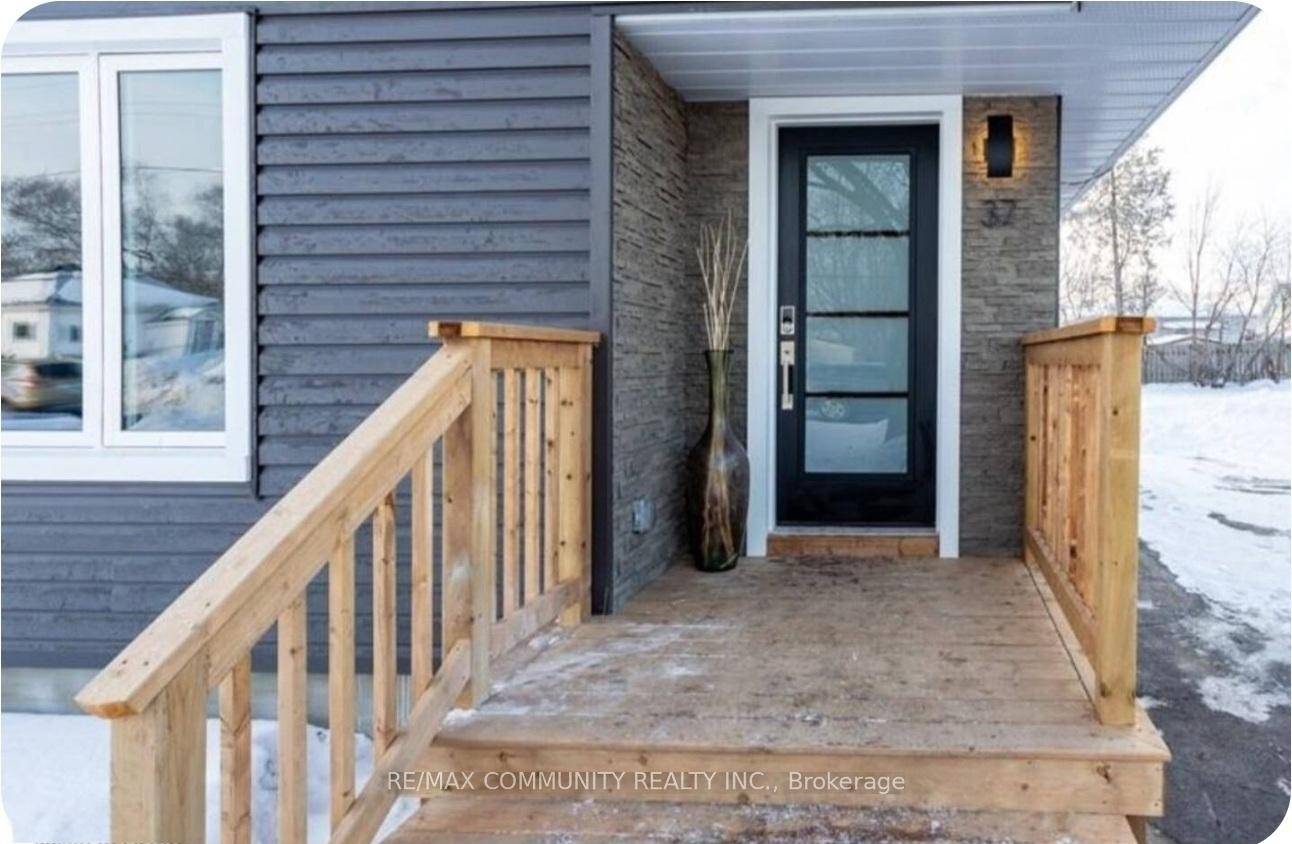 Welcome to this beautifully updated home on sought after Edward Street, a peaceful neighbourhood with a blend of charming older homes and modern new builds.