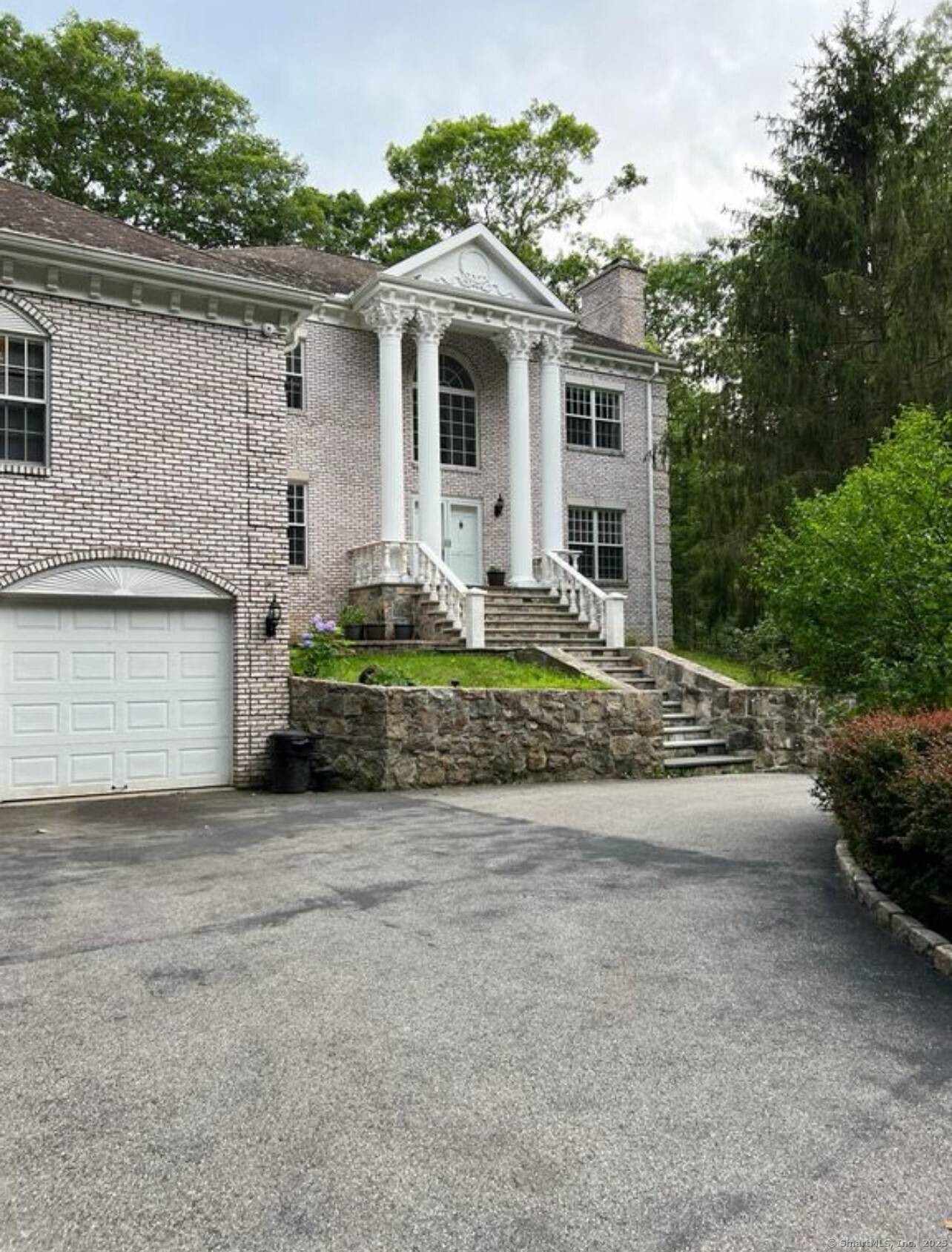 Stunning 4 bedroom 3. 5 Bathrooms house in the heart of North Stamford.