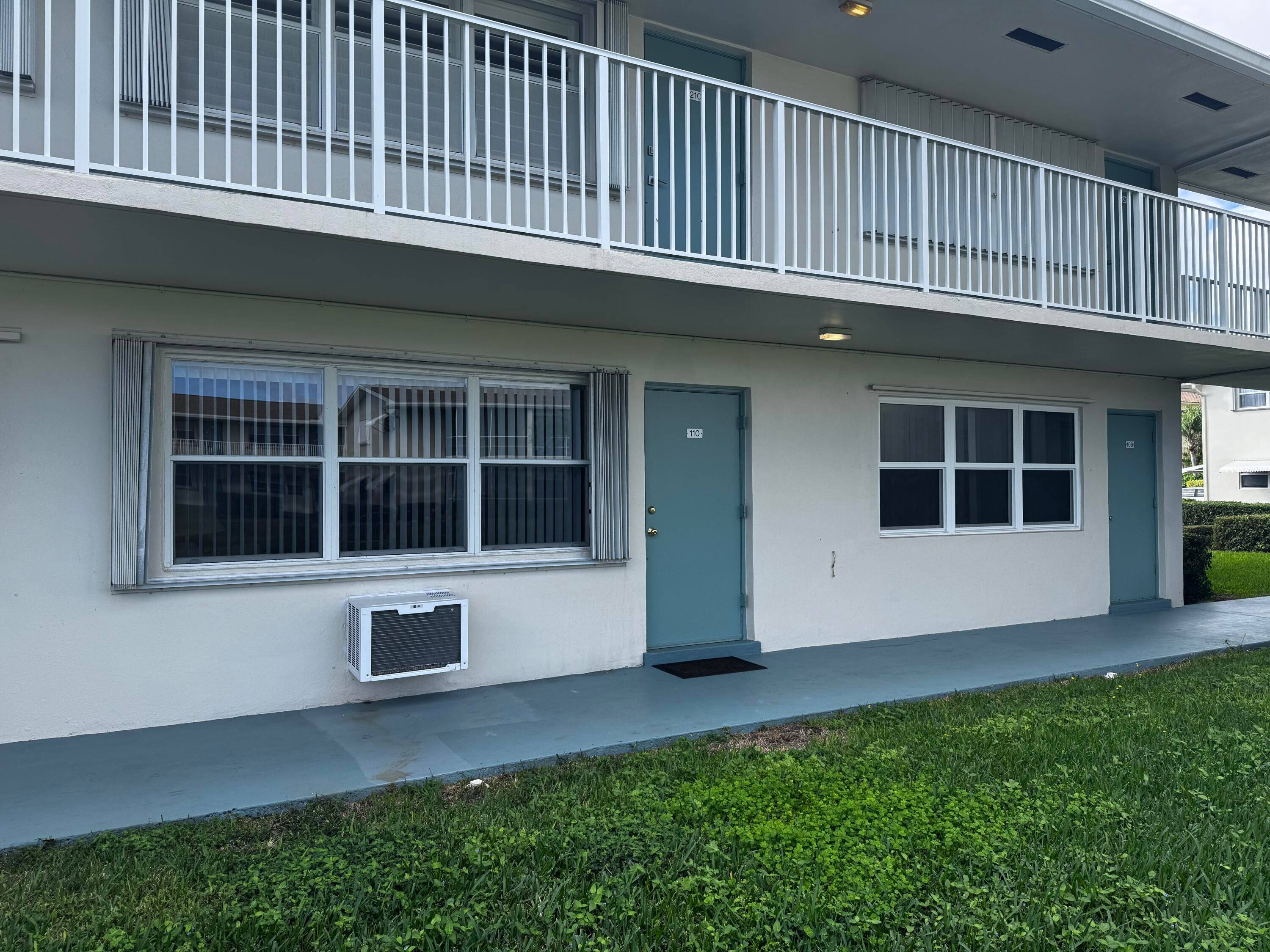 INTRACOASTAL LIVING AT ITS FINEST !