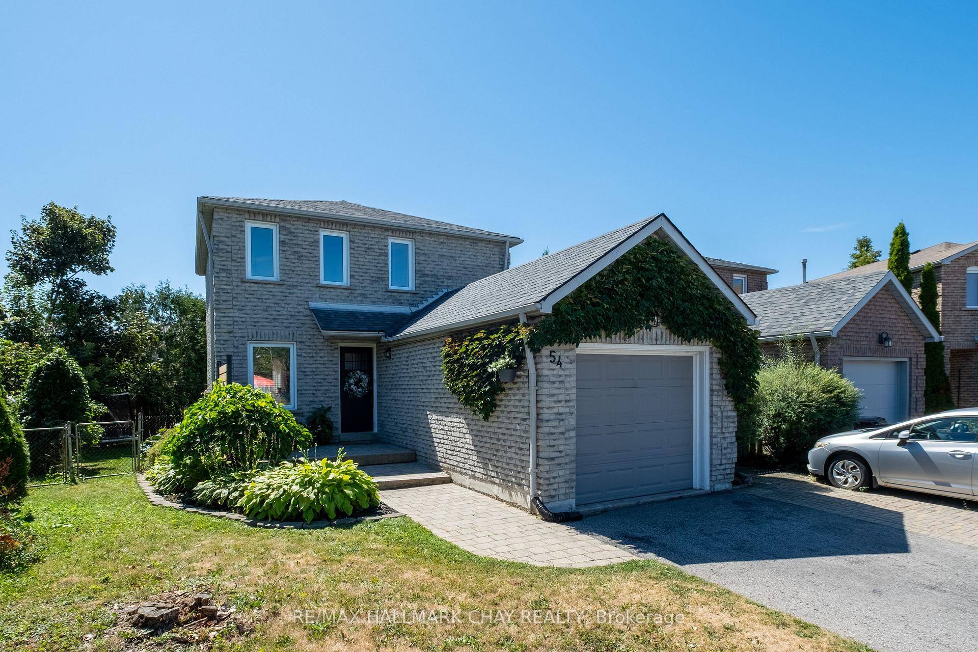 Welcome to this warm, stylish and inviting all brick family home in Barrie's northwest.