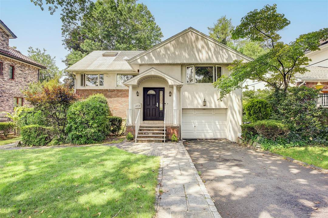 Well maintained single family Hi Ranch in the heart of Little Neck, located in top rated School District 26 and zoned for National Blue Ribbon Award winning PS 94 and ...