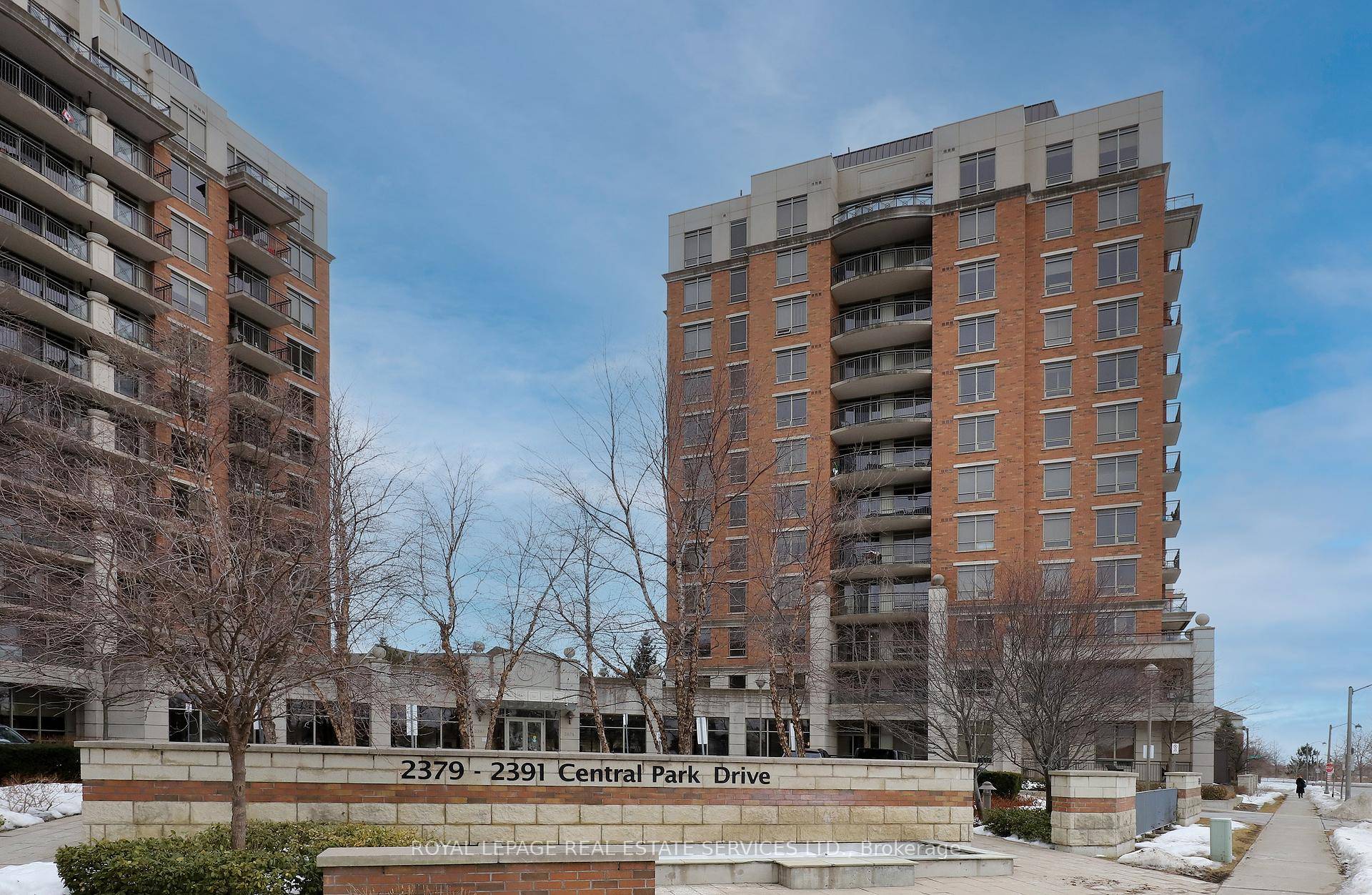 Enjoy this well maintained 2 Bd, 2 Bath corner unit, in the prestigious Courtyard Residence Community.