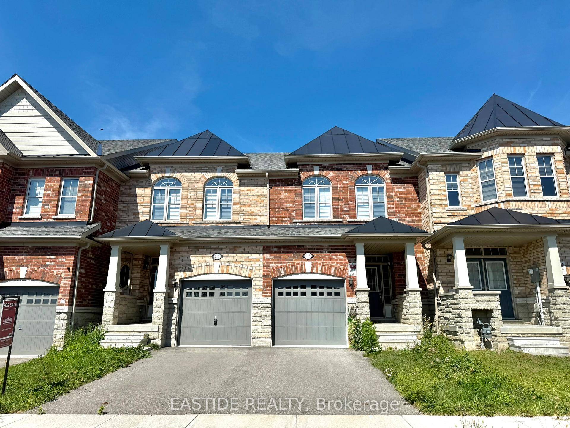 This move in ready 3 bedroom townhome in Bramptons desirable community combines quality craftsmanship with modern upgrades.