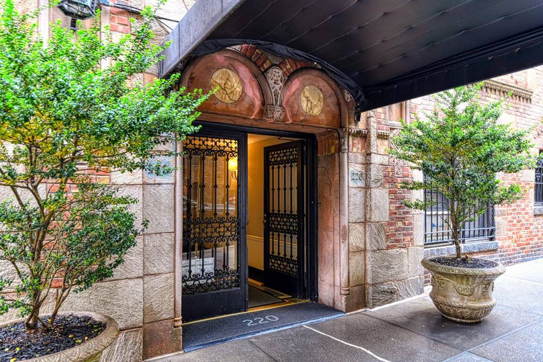 NEW PRICE ! 220 East 73rd Street is an Emory Roth designed, Bing amp ; Bing built full service 24 hour doorman cooperative on one of the most charming blocks ...