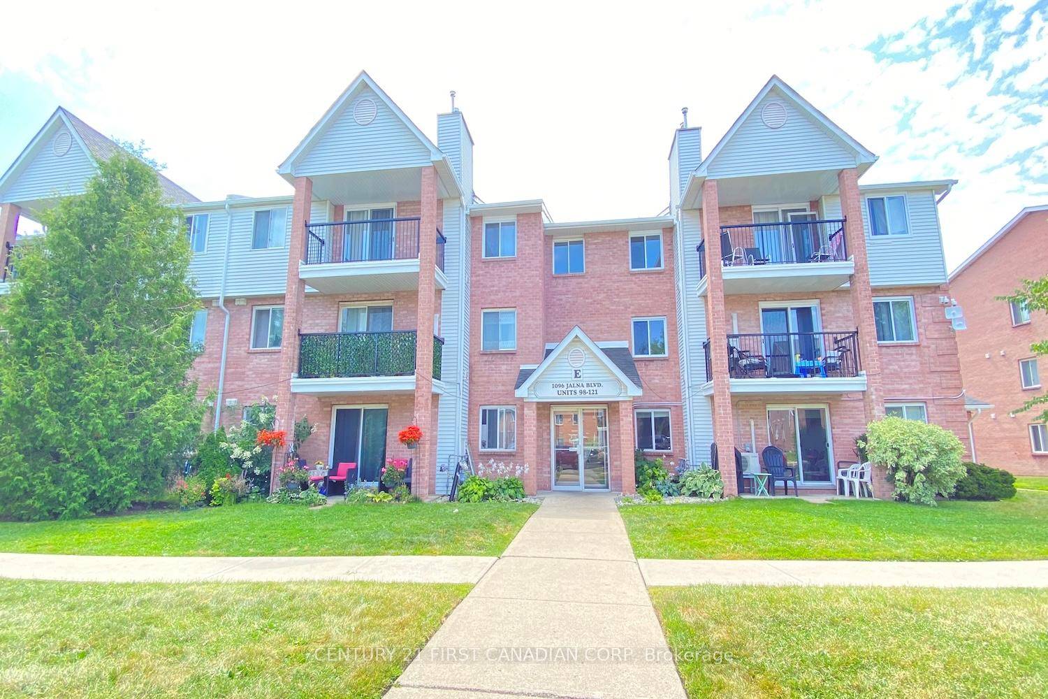 2 bedroom 1 dan and 1 bathroom condo with underground swimming pool.