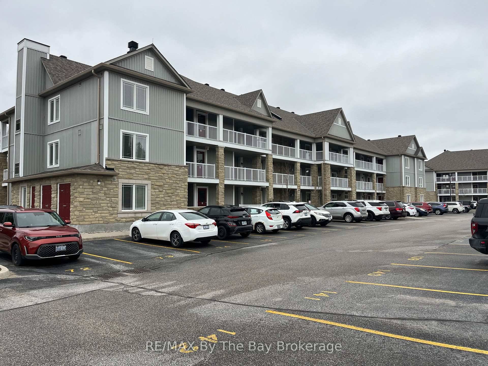 Located in Marlwood Estates with a view from the covered balcony of Marl Lake and the 8th hole.