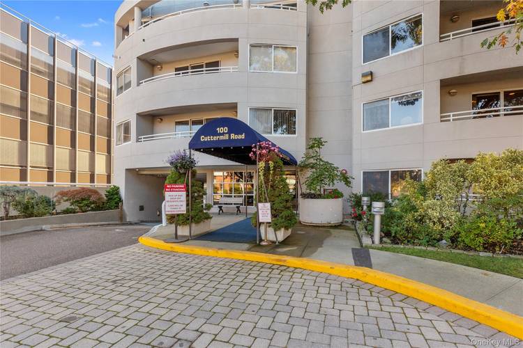 Move Right Into Great Neck's Luxury Condo !