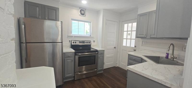 Fully Renovated Colonial 3 Bedroom, 1.