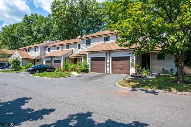 Beautiful, Bright Spacious Townhome in Heatherwood Villas North Edison's Hidden Gem !