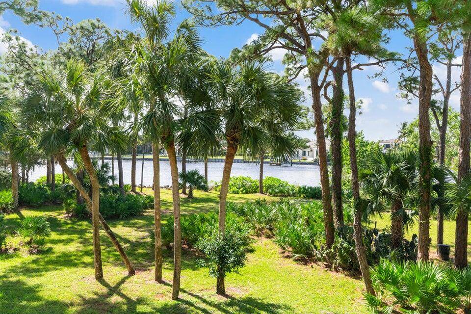 Stunning Waterfront 2 Bedroom, 2 Bathroom Condo with Breathtaking Intracoastal Views.