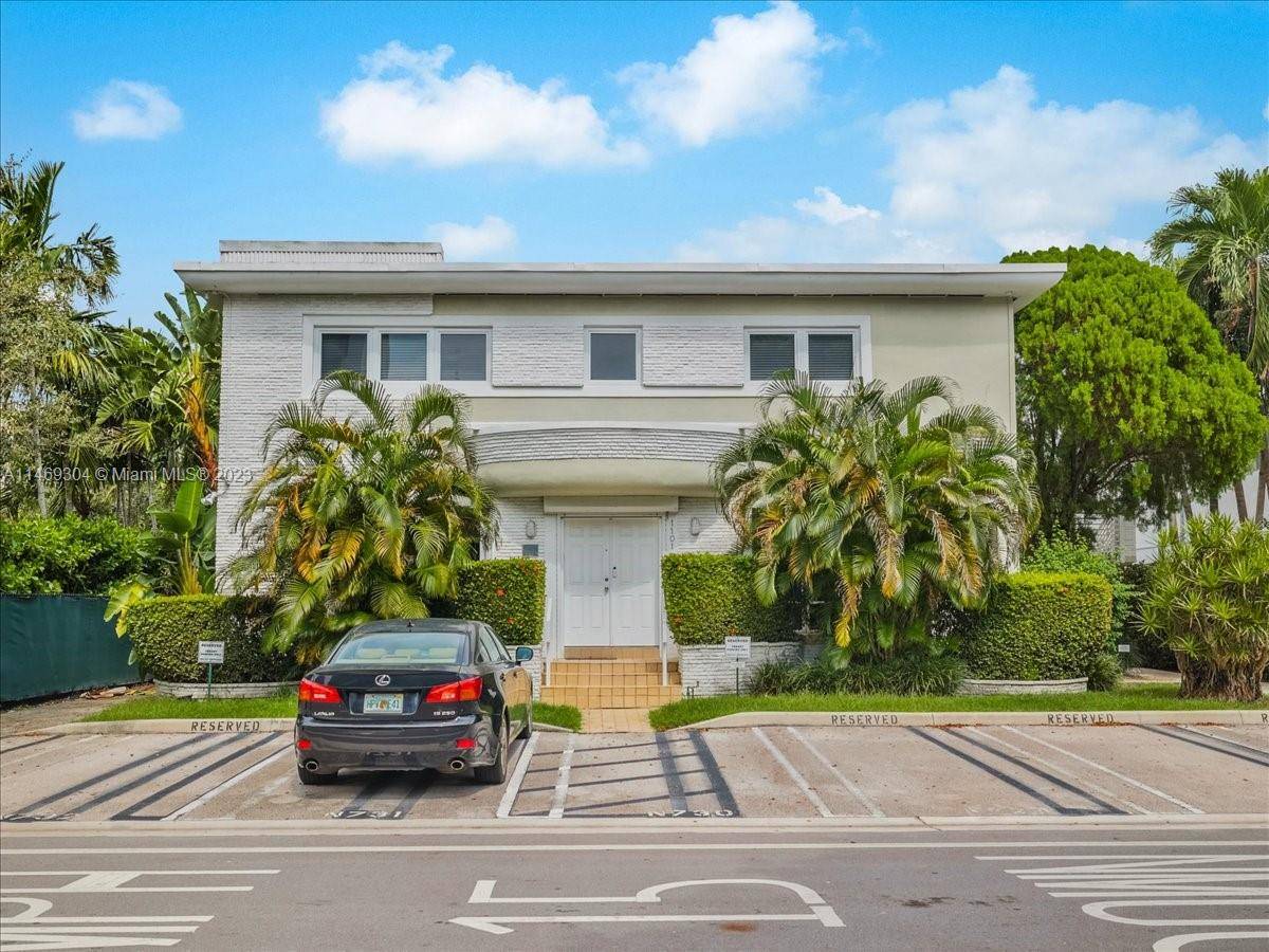Very Charming 2bed 2Bath apartment located next to a beautiful public park and a dog run park.