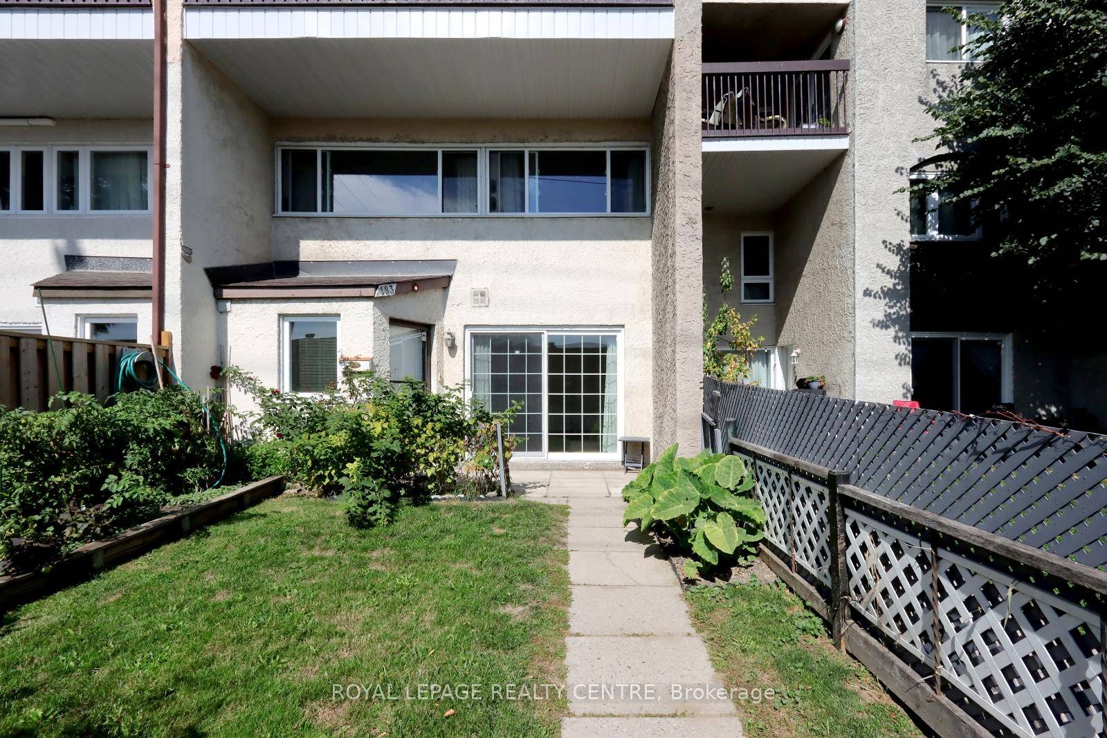 Very Bright And Spacious Ground Floor Stacked Townhouse In High Demand Applewood Heights !