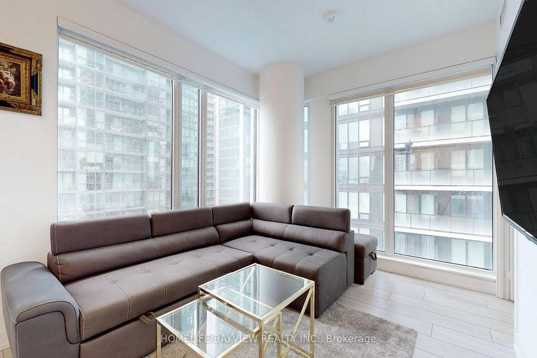 Beautiful corner 1 bedroom condo with stunning west facing views of the city and lake, perfect for enjoying epic sunsets from the covered balcony.