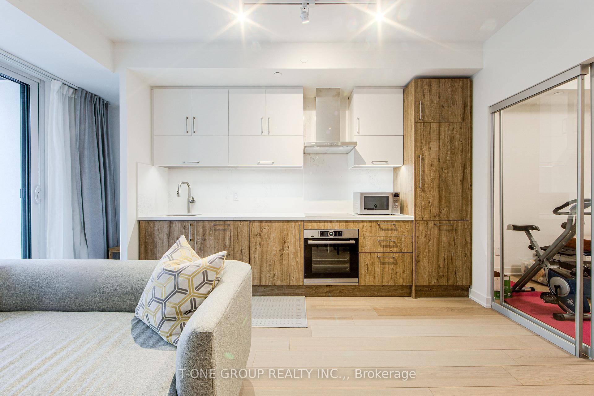 SUBLEASE Luxury Living in Downtown Markham Brand New 2 Bed, 2 Bath Condo !