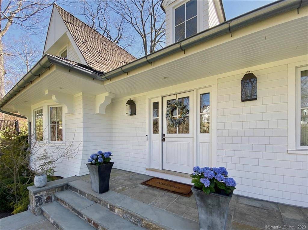 Like a new home ! This property is FULLY furnished and located in private Salem Straits Beach Association.