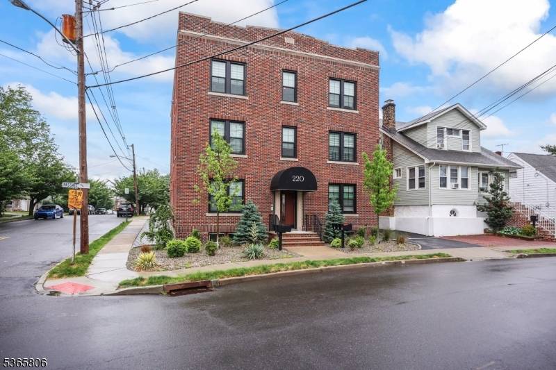 This is an outstanding investment opportunity in the heart of Belleville !