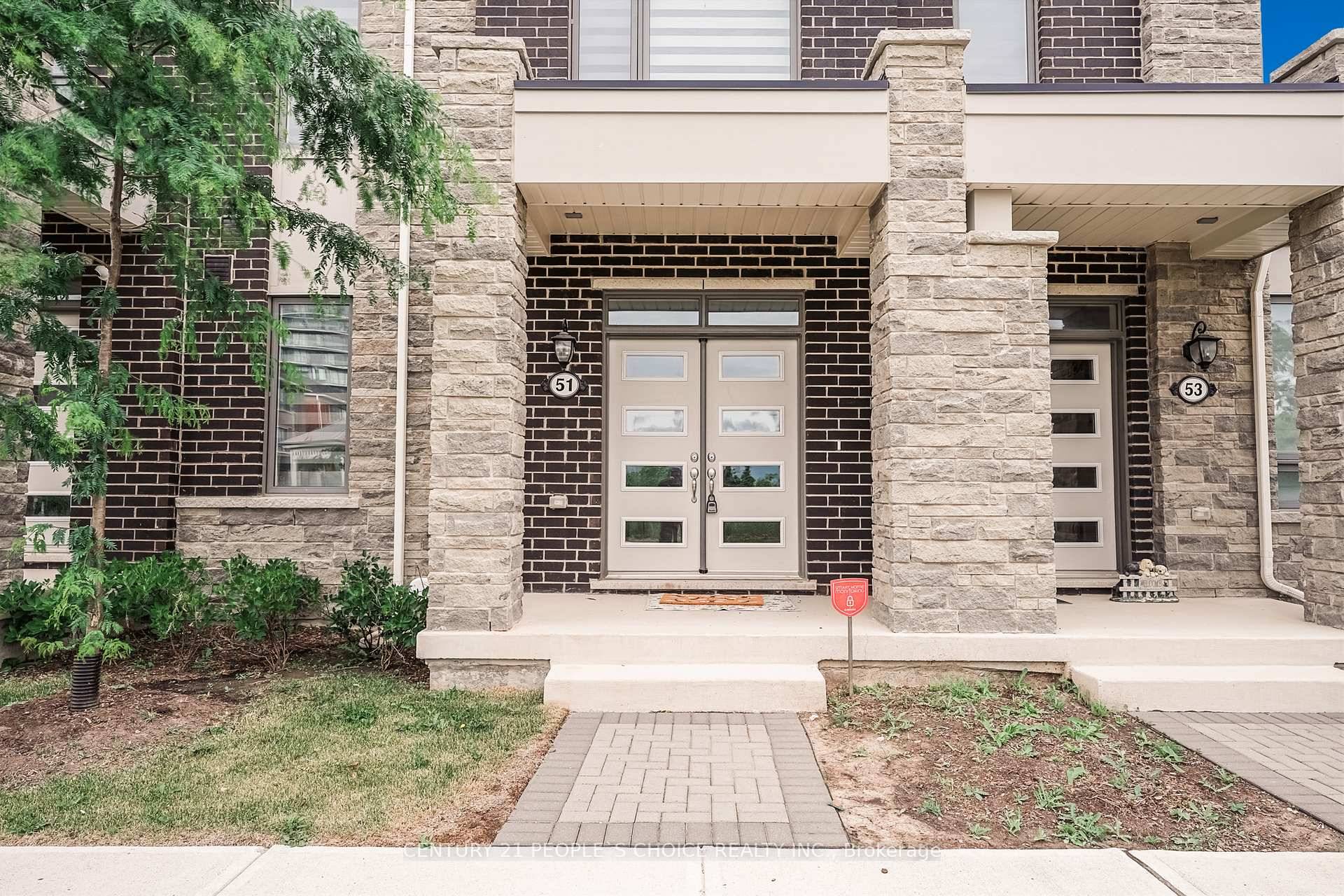 Gorgeous, Sun filled Townhouse with 9ft Ceiling.