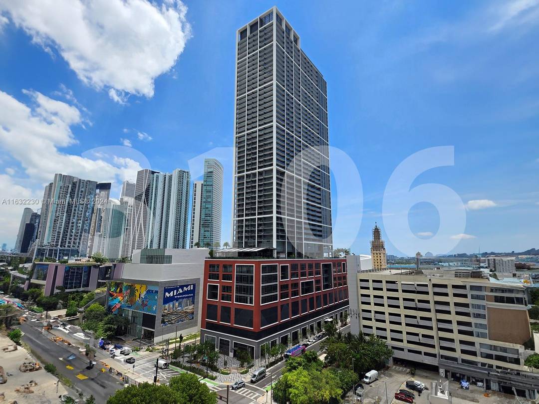 REDUCED ! Brand new building amp ; Studio in the heart of downtown Miami with bay amp ; city views.