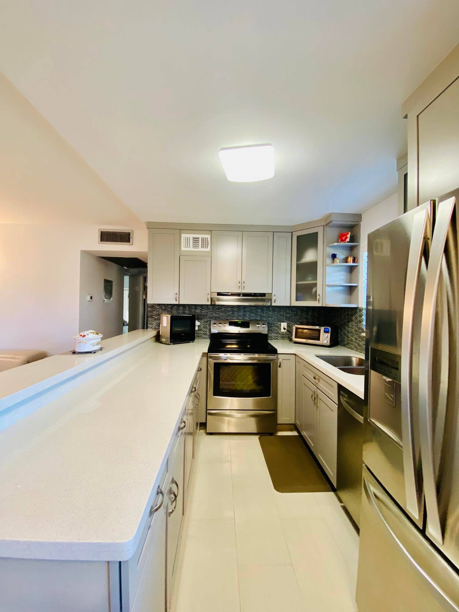 WOW1 STUNNING ! UPGRADED, 2 bed 1 1 2 bath GROUND Floor End CORNER unit.