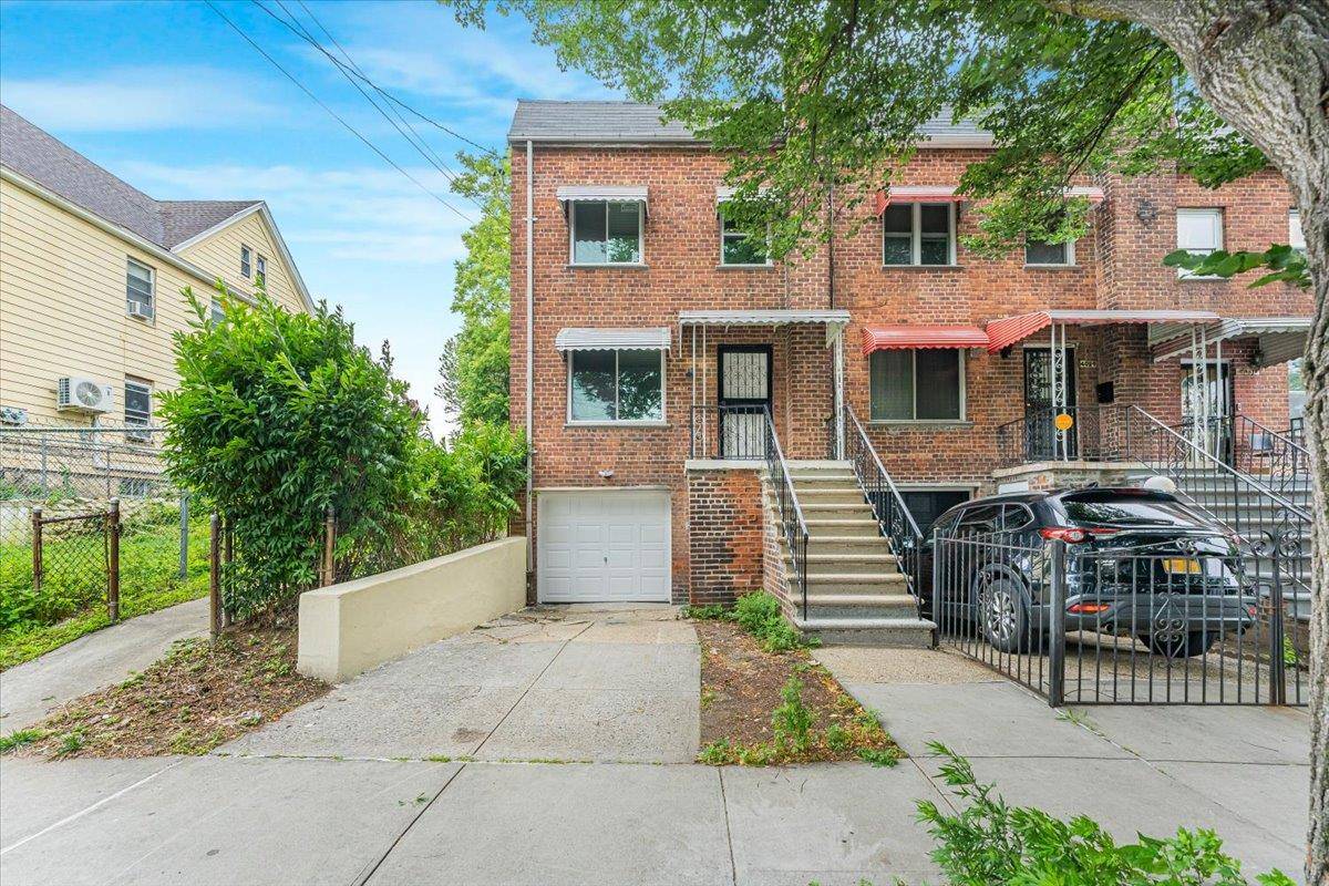 Welcome to your dream home in the heart of Wakefield !