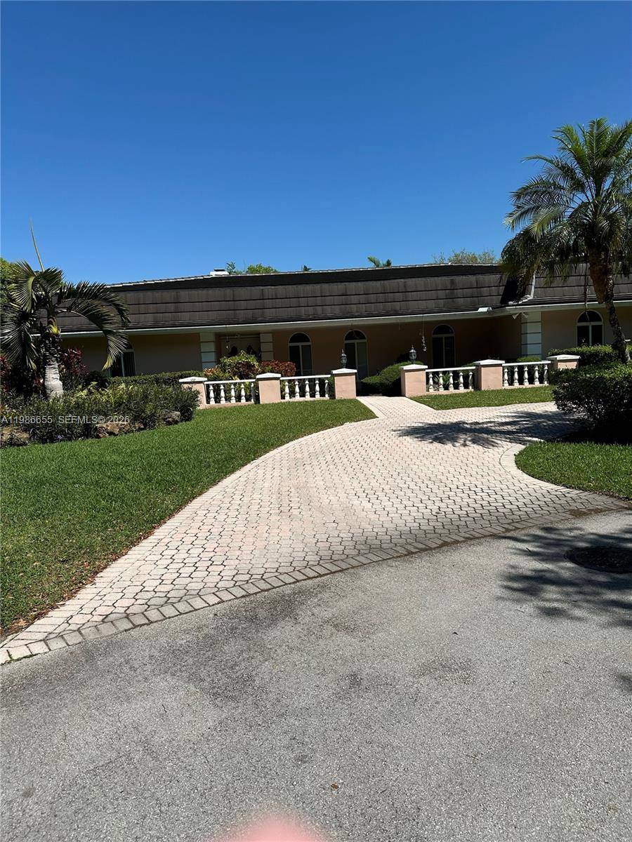 Located within a private walled community, the Thousand Pines neighborhood offers both beauty and peace of mind.