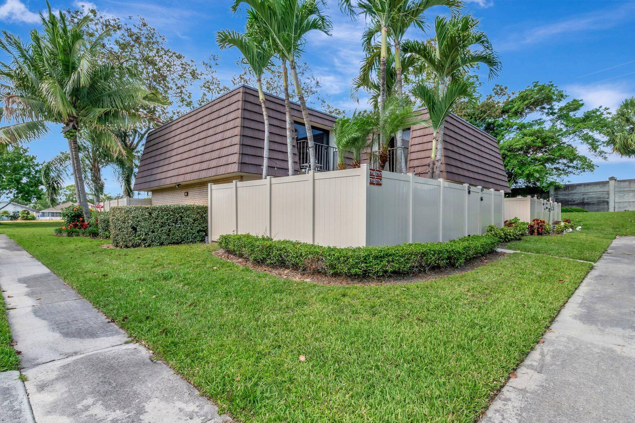 Welcome to this beautifully renovated townhome in West Palm Beach, offering modern comfort and style just minutes from the beach, shopping, and dining.