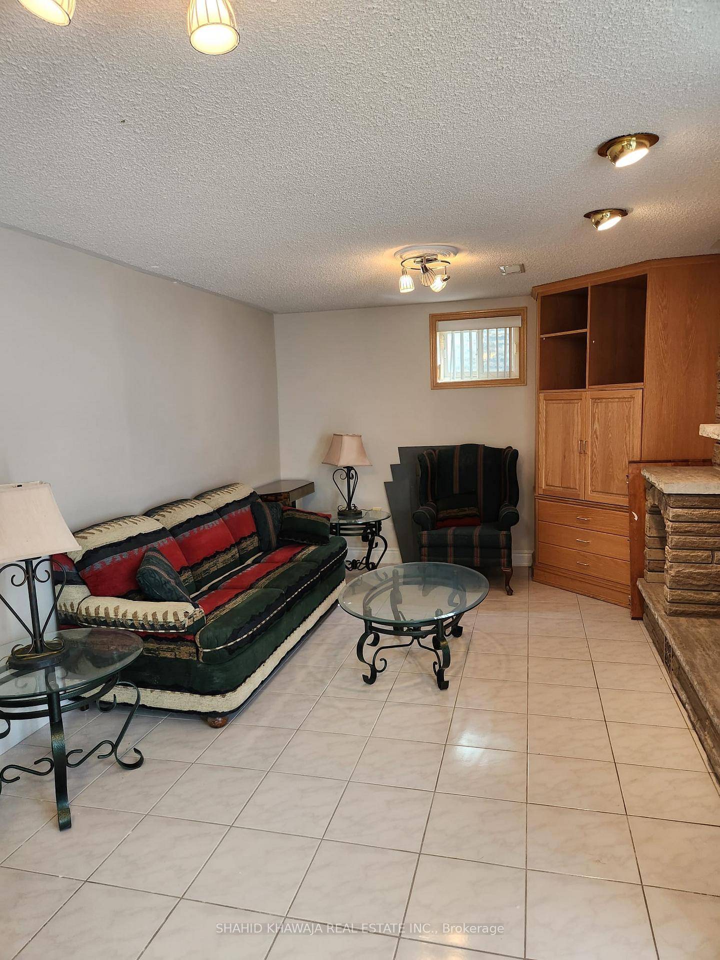 This Bright And Spacious Legal Basement Apartment, Perfectly Situated In The Sought After Sheridan Community, Is A Modern Space That Home Owners Can Enjoy !