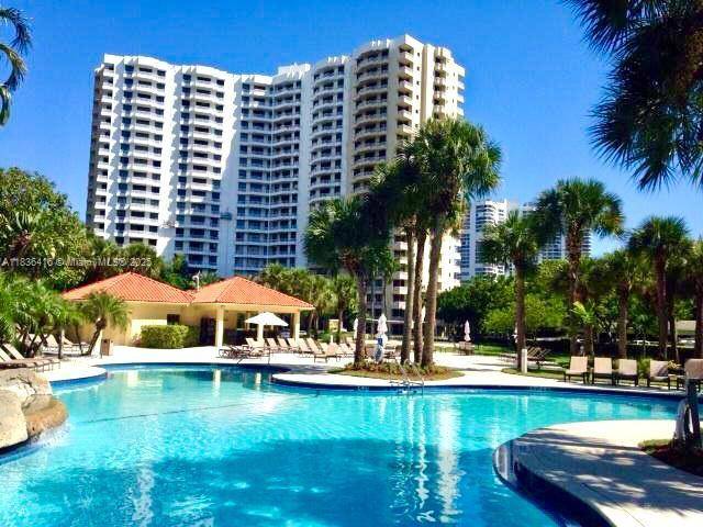 his bright 2 Bedroom, 2 Bathroom plus DEN, corner apartment features private balconies throughout the home with a direct view of Founder's Park, BAY and Turnberry Golf Course.