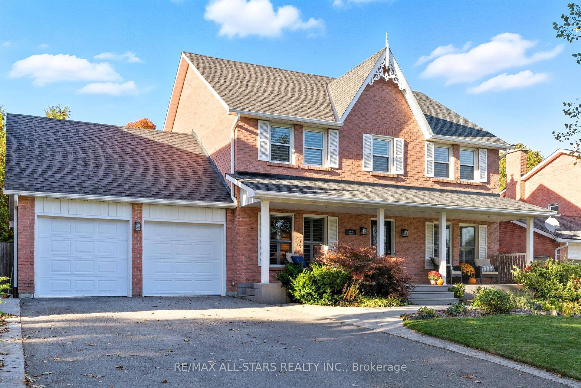 Exceptional 2 storey home on a gorgeous lot in desirable Quaker Village !