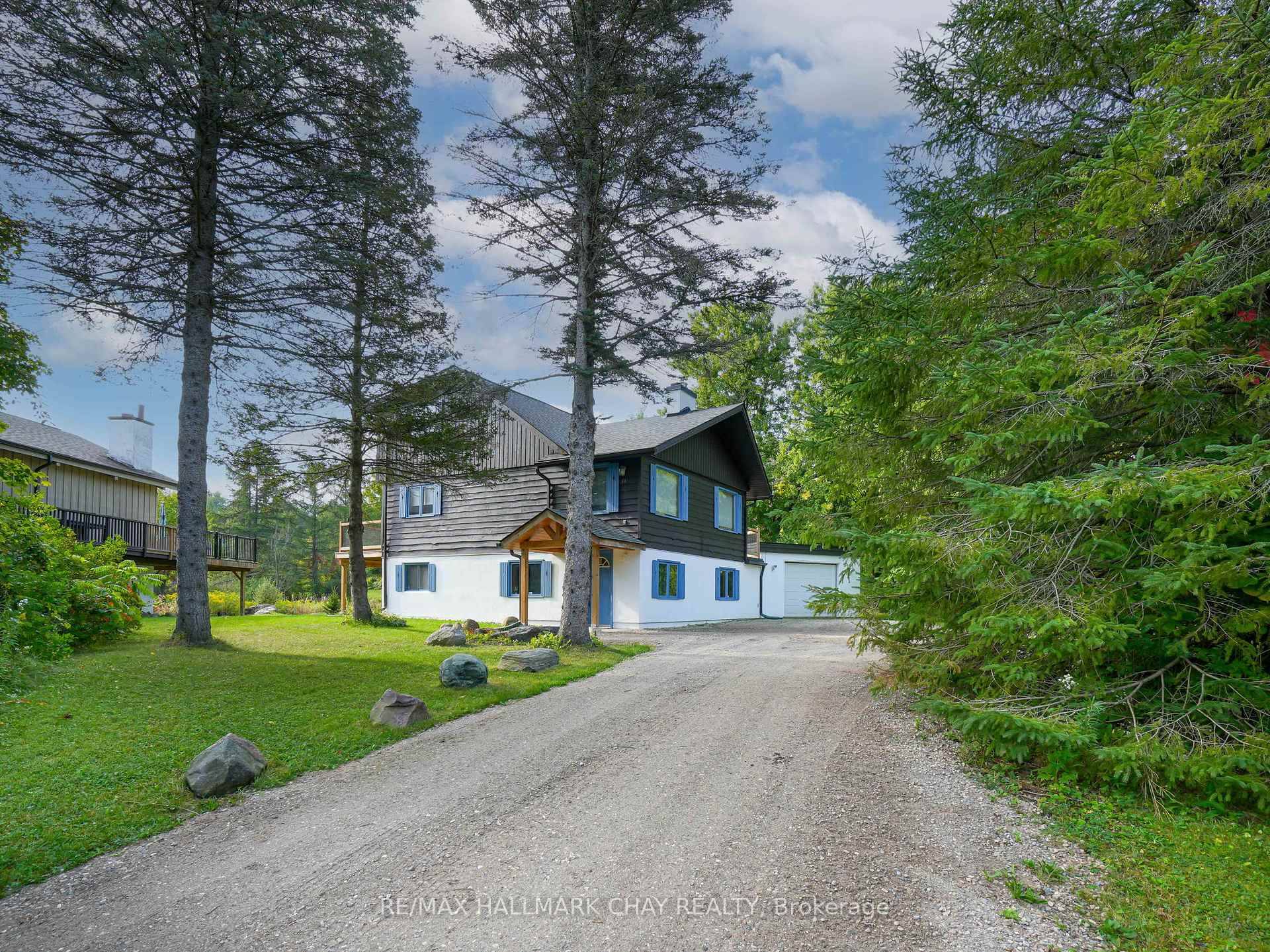 Welcome to your cozy Mulmur getaway, perfectly situated in the heart of a true ski in ski out community !