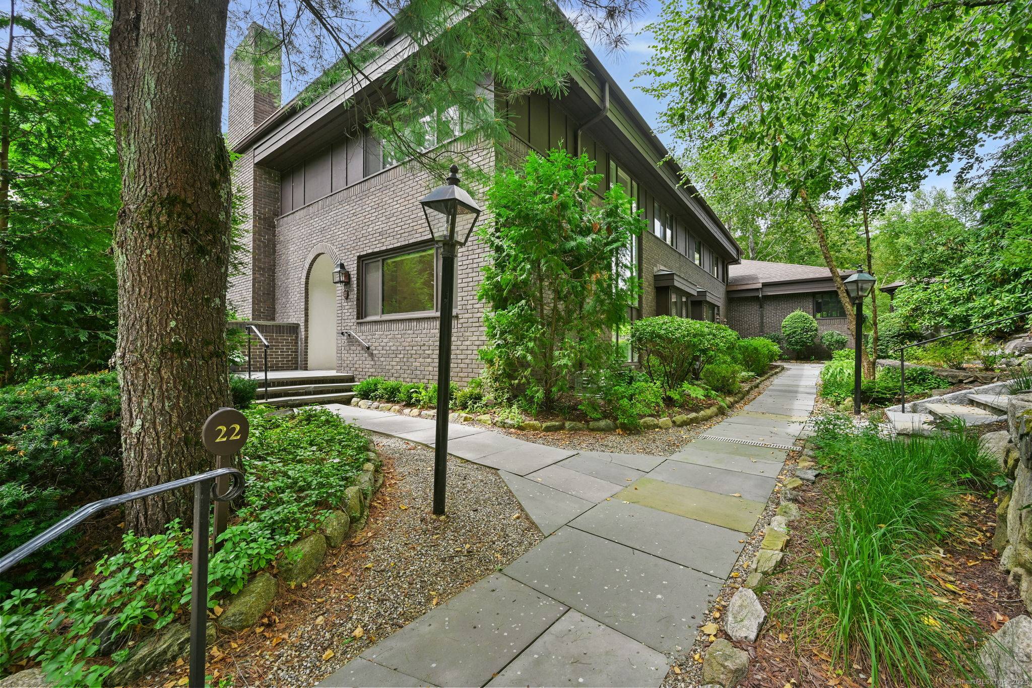 Elegant 3 Bedroom Condo in Sought After Canaan Close !