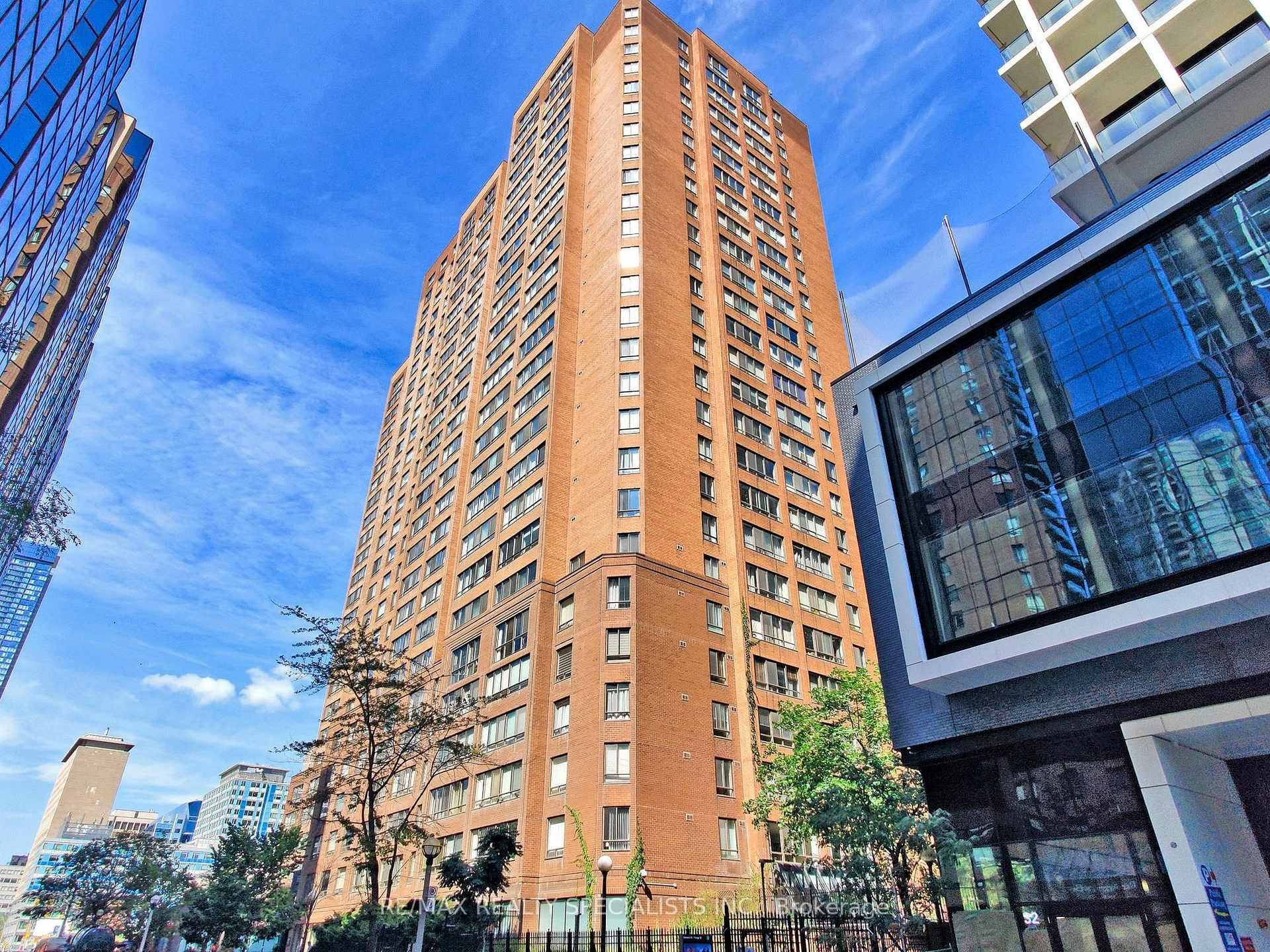 Welcome to 1711 633 Bay Street, a rare and spacious corner unit offering nearly 900 square feet of beautifully updated living space in the heart of downtown Toronto.