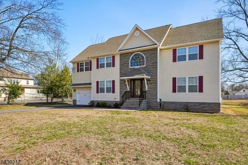 Check out this stunning Colonial in the heart of Bridgewater !