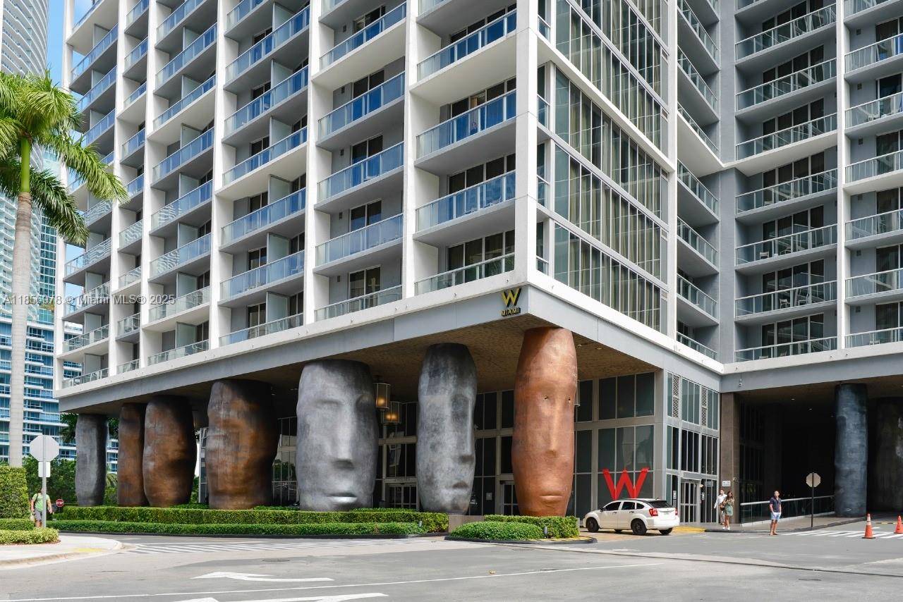 Great Investment Stunning 1 bedroom, 1 bathroom condo at ICON Brickell, offering breathtaking views of Brickell and the bay where yachts sail peacefully.