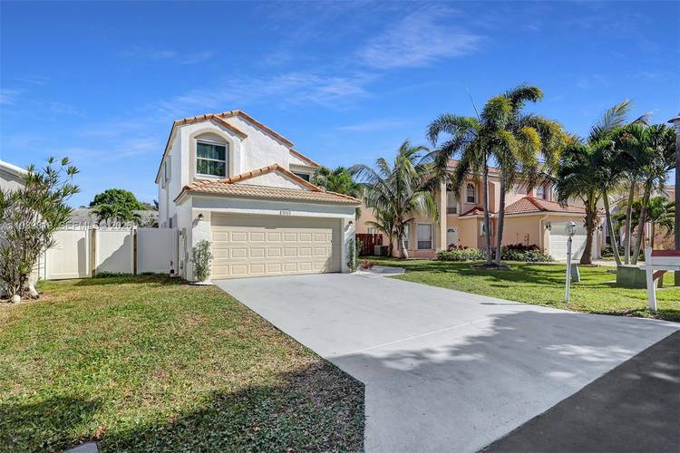 Luxury Fully Remodeled Home in Prime Greenacres Location Near Lake Worth amp ; Turnpike Welcome to an exceptional opportunity to own a beautifully renovated 4 bedroom, 2 bathroom residence located ...